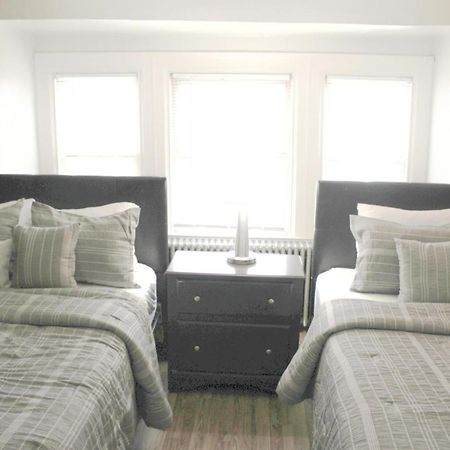 Steps Away From Hospital - 2 Queen Bed - City View 匹兹堡 外观 照片